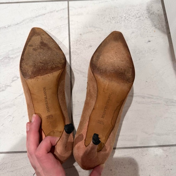 Manolo Blahnik Peachy Pink Suede Pointed-Toe Pumps - Picture 3 of 3